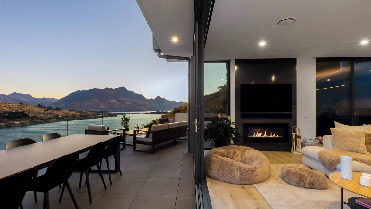 Frankton House | Luxury Villa | BBQ | Hot Tub | Free Parking | AC