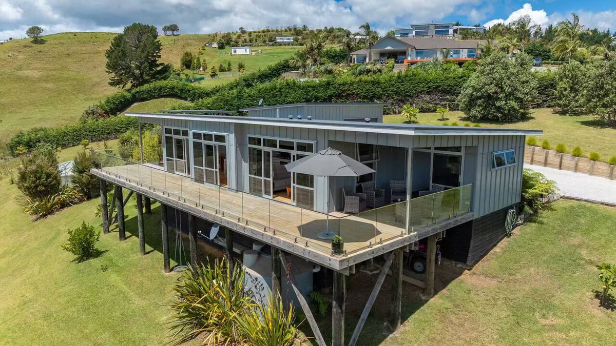Cable Bay House | Mānuka Retreat - Private Luxury, Panoramic Views