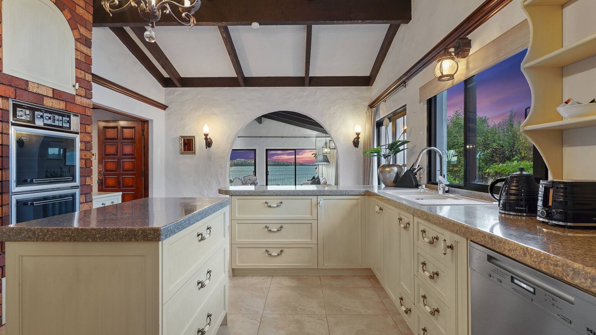 Sunnyhills House | Magnificent Beachfront Mansion - Pool