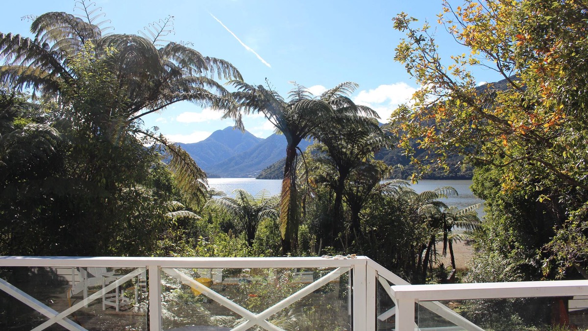 Havelock Cottage | Mahakipawa Waterfront Hideaway - Belvue Bay Home