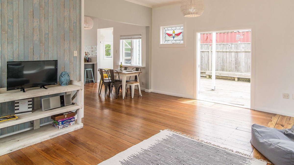 Raumati Beach Cottage | Manawa o Raumati - Raumati Beach Holiday Home