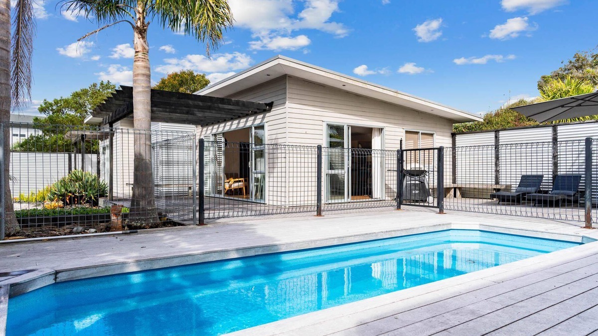 Mangawhai Heads House | Mangawhai House - Spacious, modern and sunny in the heart of Mangawhai, plus it has a pool!
