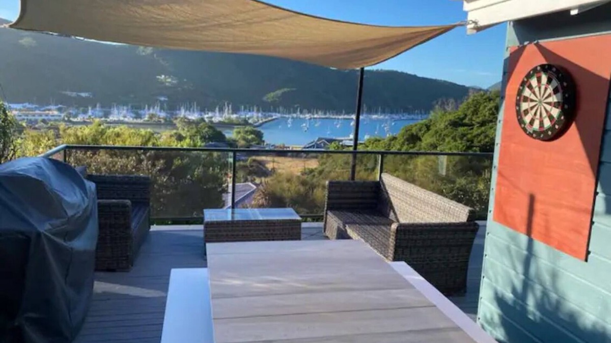 Waikawa Bay House | Marina views retreat w/artist guest studio