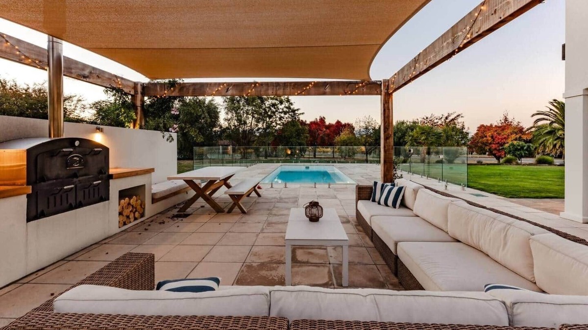 Blenheim House | Marlborough Estate: Pool, Spa, Tennis & Pizza Oven