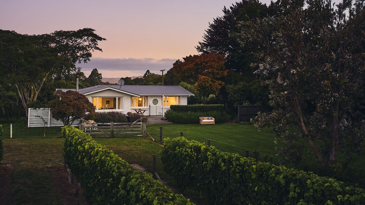 Grovetown House | Marlborough Vineyard Cottage | Private Pool, Wood-Fired Hot Tub & Garden