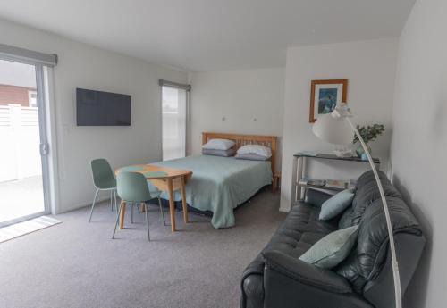 One Tree Point Bed & Breakfast | Marsden Cove Canal Haven with Spa Pool