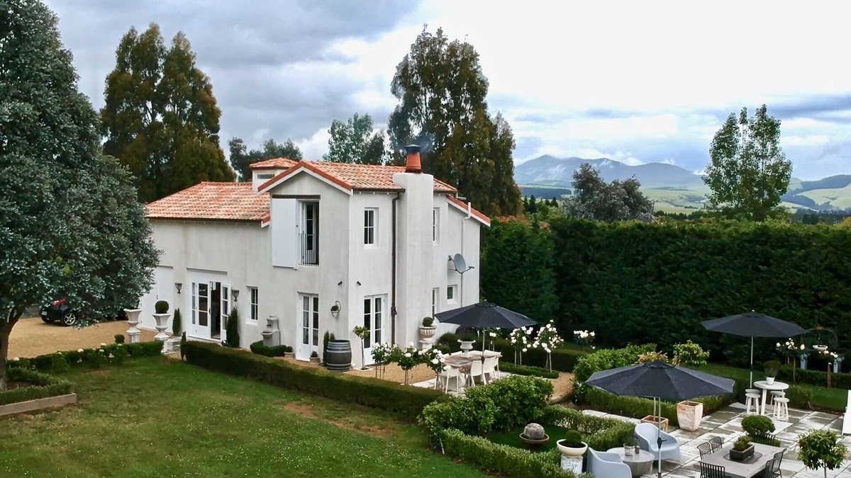 Dyerville Villa | Martinborough Accommodation - 3 bedroom Italian Styled Villa in the Wairarapa