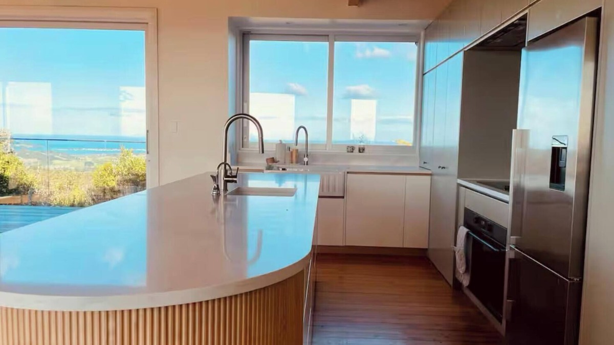 Whangaripo House | Matakana View- Treetop retreat in Matakana