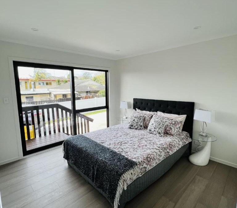 Henderson Apartment | Matuhi Deluxe studio with kitchenette