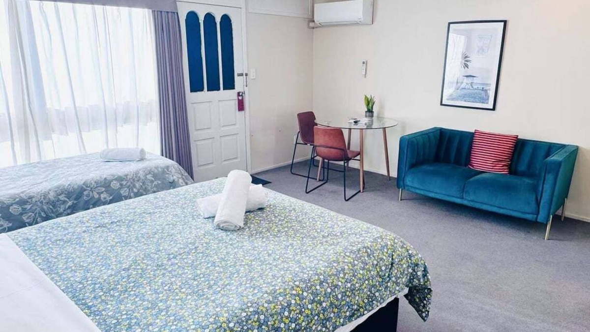 Merivale Apartment | Merivale Court Large Studio-Unit 2