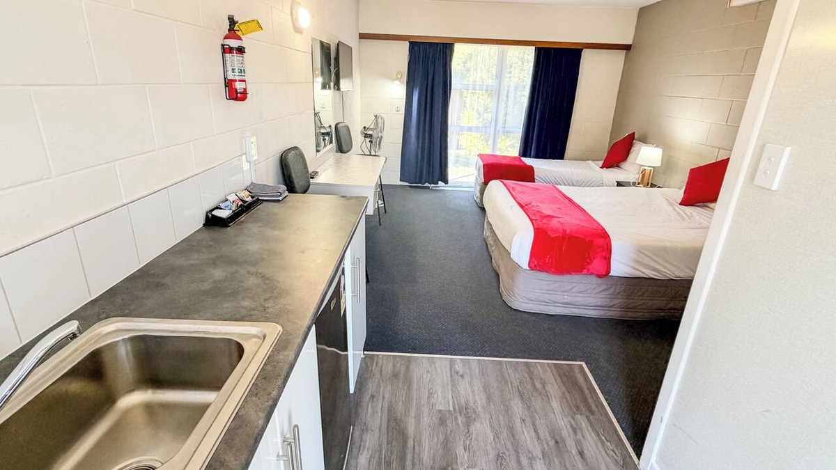 Petone Hotel | Midway Pacifica Lodge