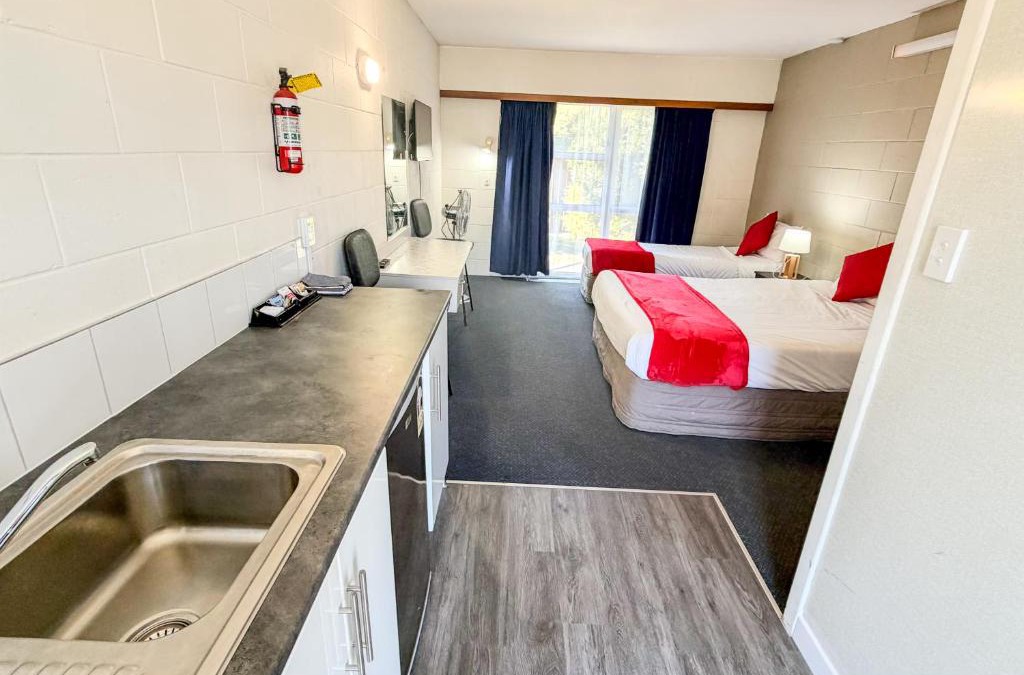 Petone Hotel | Midway Pacifica Lodge