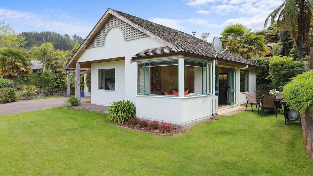 Lake Okareka House | Millar's Hideaway - Lake Views, Walk to Beach