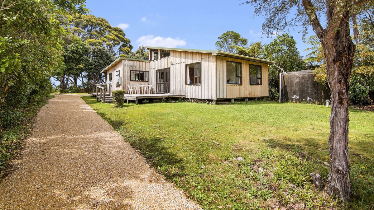Parapara Cottage | Milnthorpe Cottage - Golden Bay Holiday Home