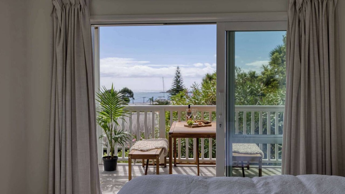 Palm Beach House | Miro Guesthouse - Palm Beach on Your Doorstep