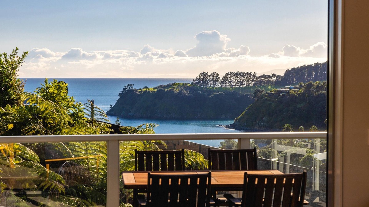 Palm Beach Villa | Miro Ridge in Palm Beach - Miro Ridge is a spacious elevated holiday home overlooking Palm Beach with sea views and generous indoor-outdoor living. Large sliding doors open to an expansive deck, while the open plan lounge and entertainer’s kitchen cr
