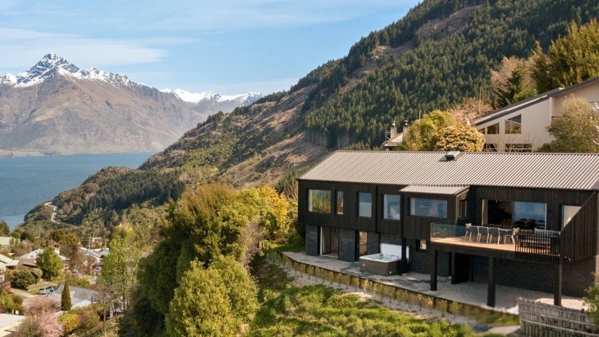 Fernhill House | Mizumi Villa by MajorDomo - Lake Views and Spa Pool