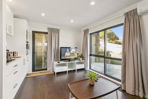 Upper Hutt Apartment | Modern 1 Bed Smart Flat in Upper Hutt with Full Kitchen, Parking - 5 minutes to Brewtown