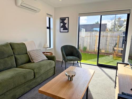 Lower Hutt House | Modern 1BR Townhouse with Private Courtyard
