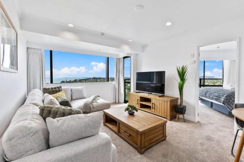 Takapuna Apartment | Modern 1BR w Pool Gym Steps to Beach by Zodiak Stays