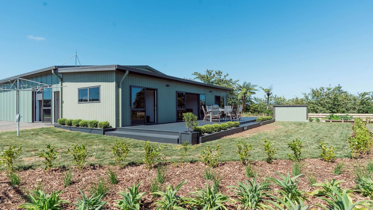 Rewa House | Modern 3 Bedroom Guesthouse in New Plymouth. Rural outlook so close to the city