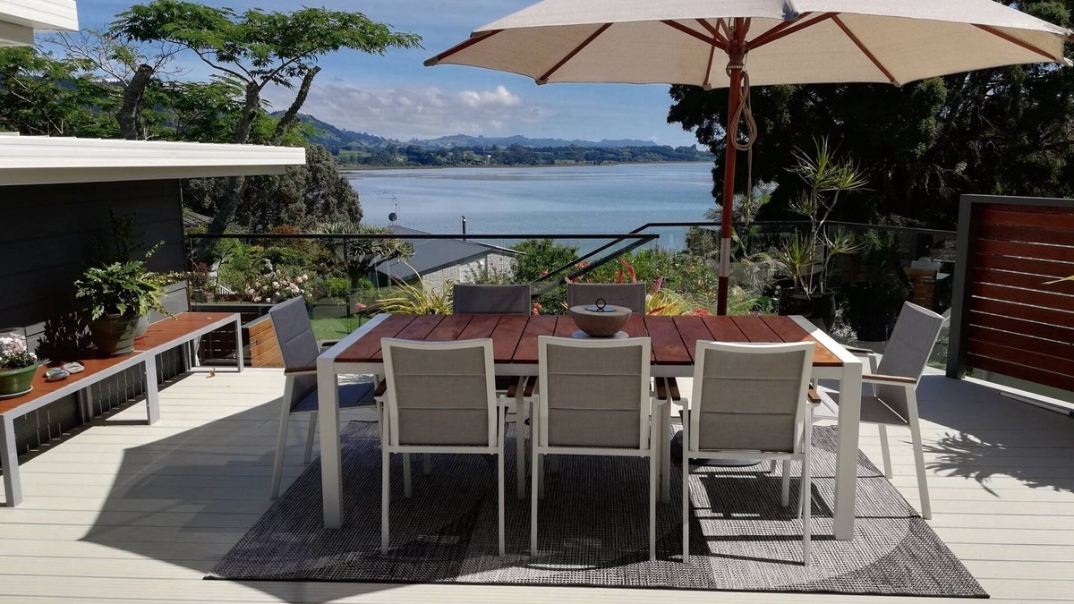 Tanners Point House | Modern 3BR Coastal Oasis - 15 Mins to Waihi Beach
