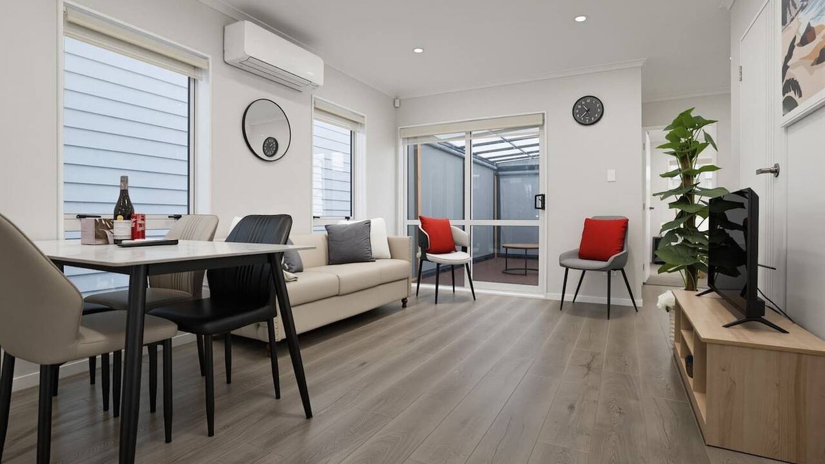 Takanini House | Modern 4BR Home | 3 Bath | Free Parking