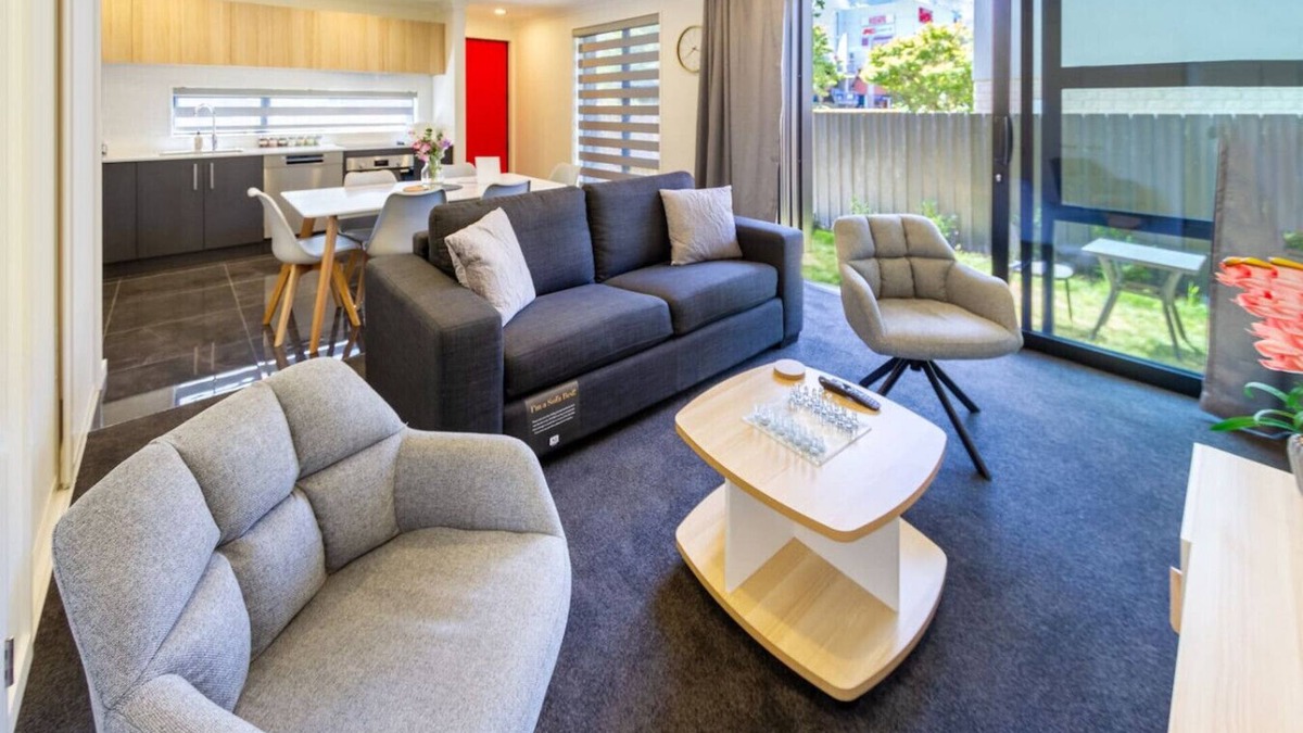 Riccarton House | Modern 4BR in Riccarton Walk to Mall and Park