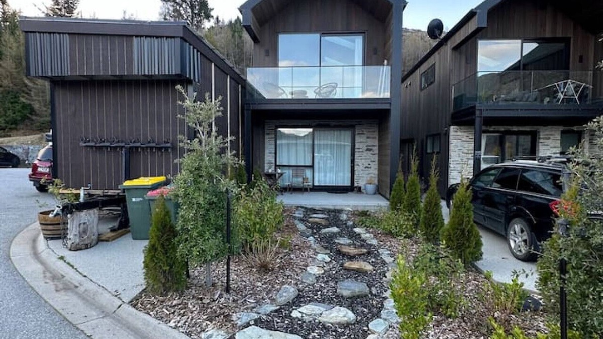 Arthur's Point House | Modern Alpine Retreat with Private Sauna