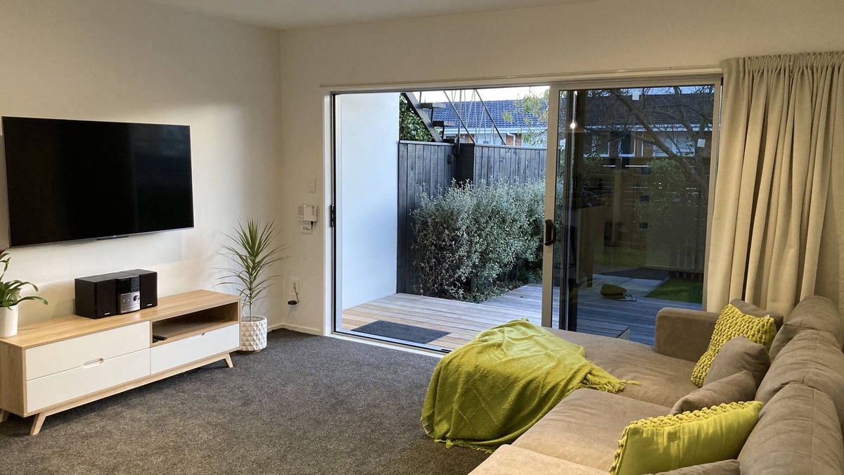 Greenlane - Ellerslie House | Modern apartment near vibrant Ellerslie village/train station. Central Auckland