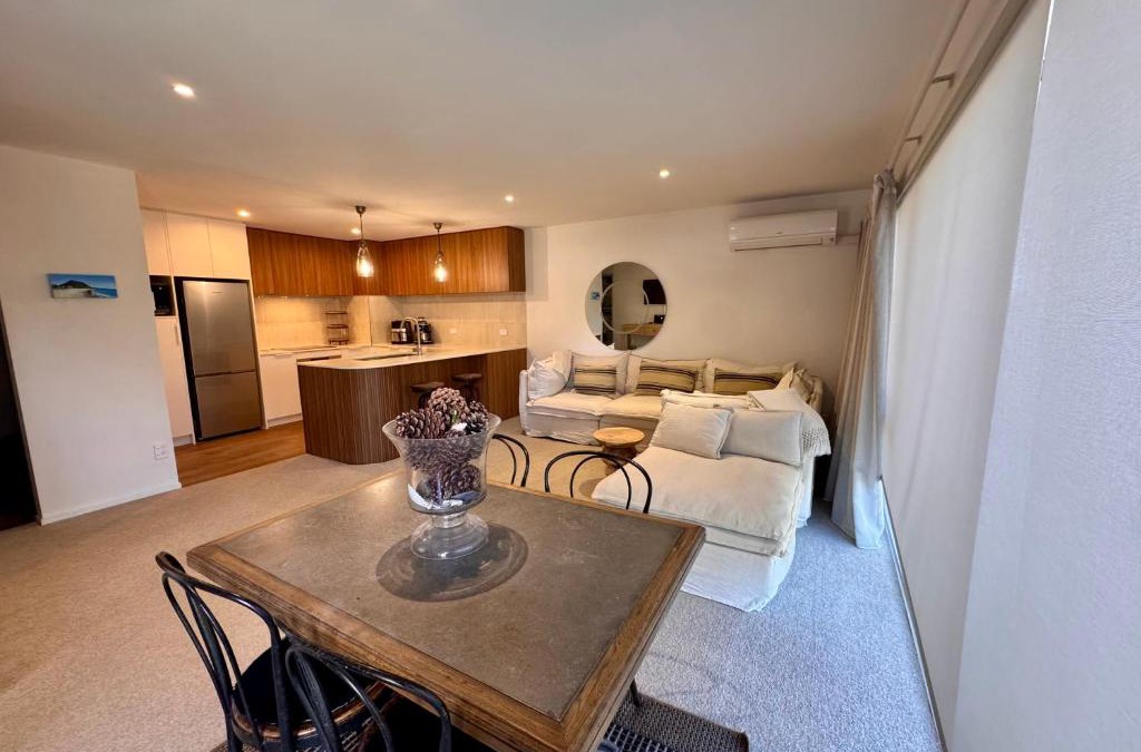 Mount Maunganui Apartment | Modern Beach Apartment with Pool & Location