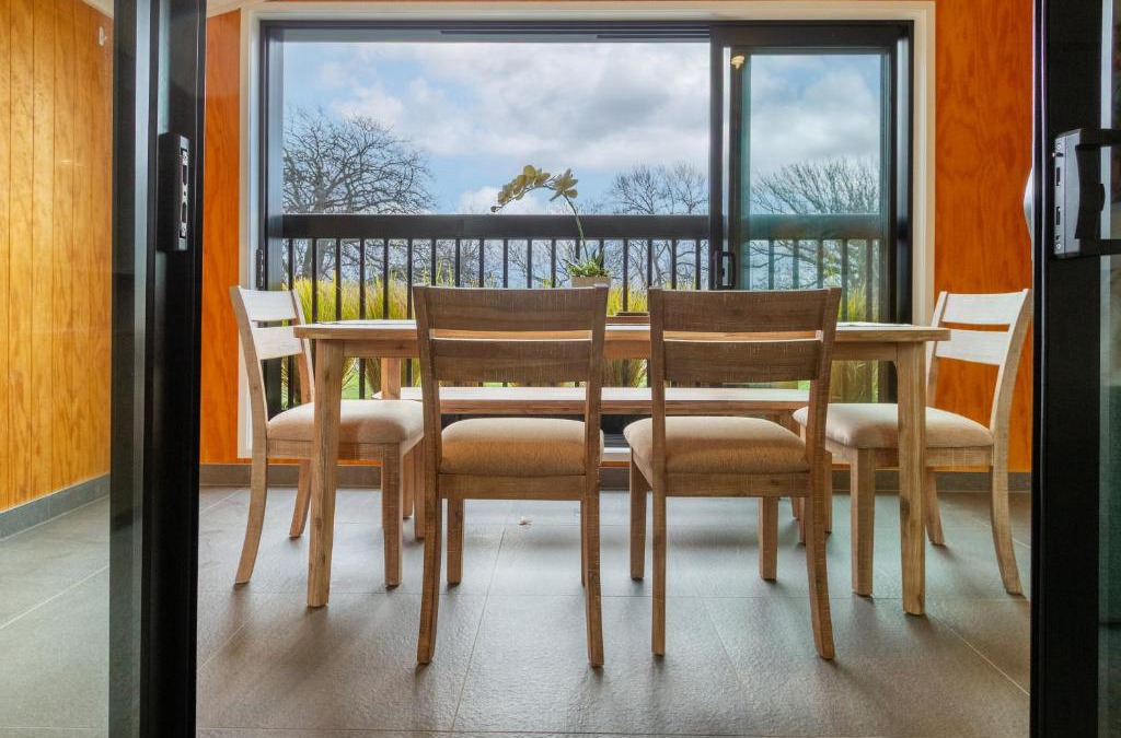 Christchurch City Centre Apartment | Modern Bright 2BR With Balcony & Hagley Park Outlook
