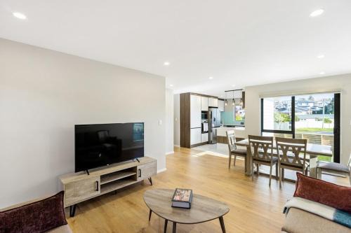 Mount Roskill House | Modern Central 4BRM with Aircon, heating and Parking