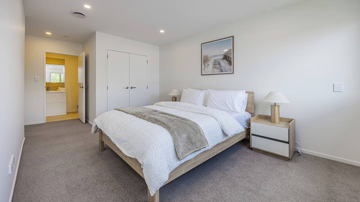 Mount Roskill House | Modern Central Auckland Stay- perfect for families, groups & business travellers