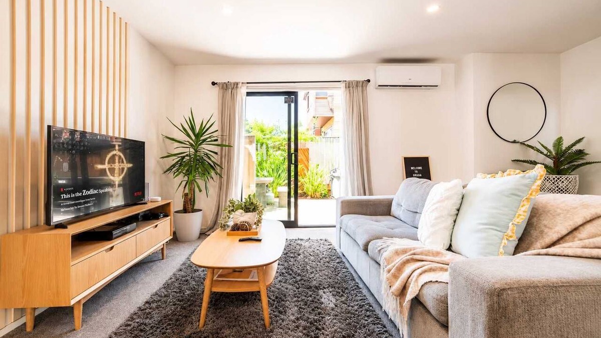 Edgeware House | Modern Christchurch 2BR | Spa + Parking