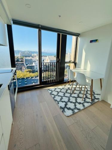 Te Aro Apartment | Modern City Living with the Seaview