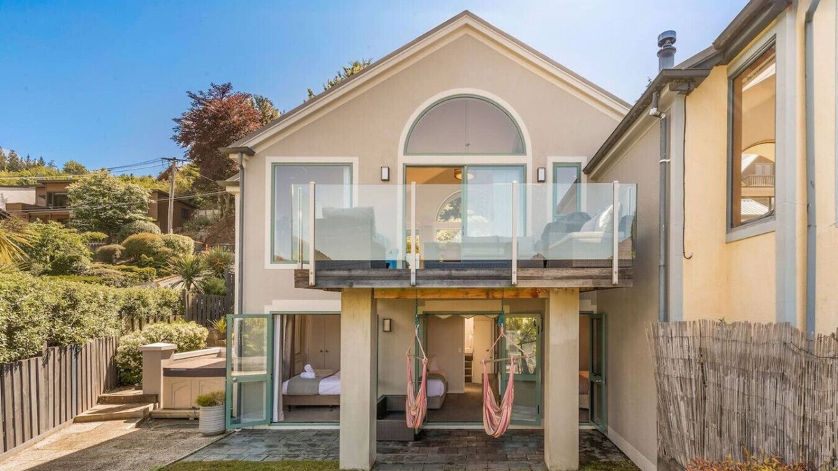 Queenstown City Centre House | Modern, close to the center of Queenstown