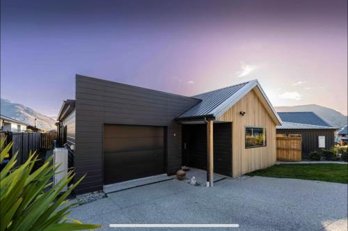 Kawarau Falls House | Modern home with SPA