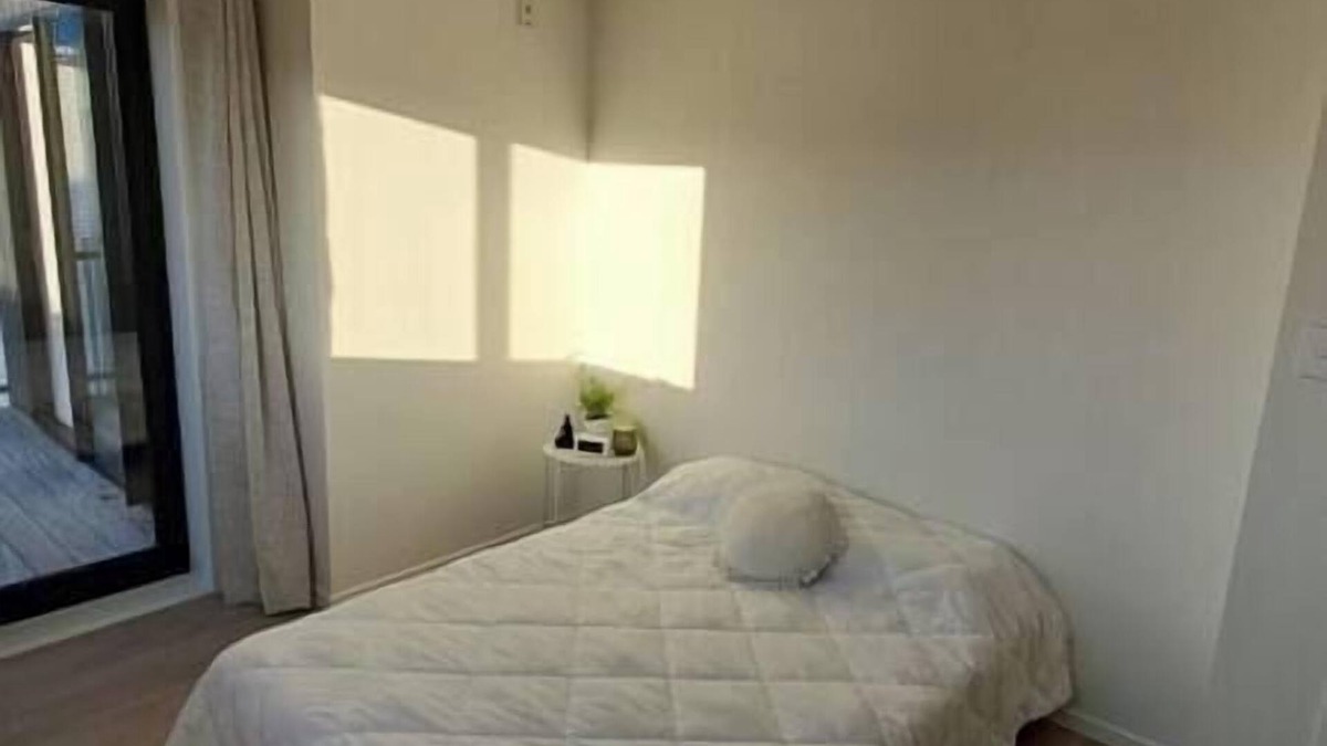 Northcote Apartment | Modern near parks, shopping, and dining. family-ready!
