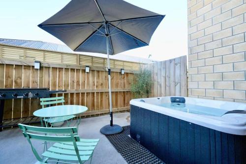 Hamilton House | Modern Oasis with Spa close to shopping centres