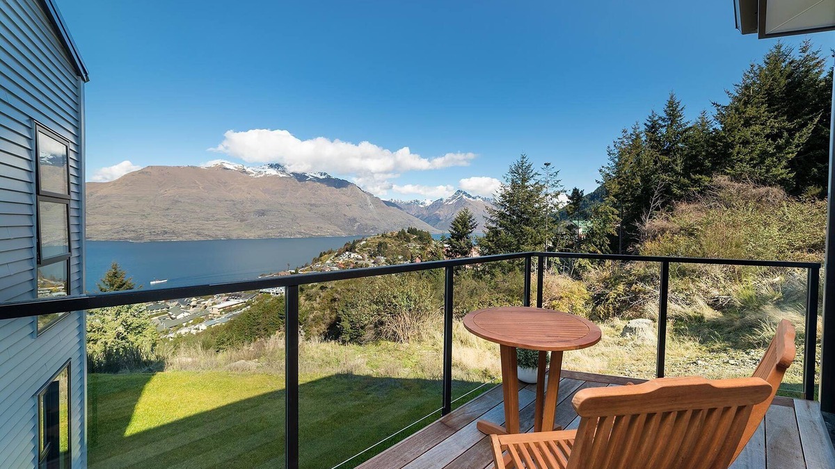 Fernhill House | Modern One Bedroom Apartment with Lake View