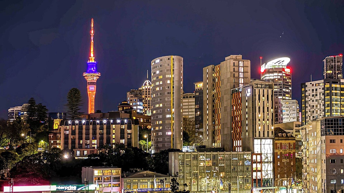Parnell Apartment | Modern Parnell Retreat | Large Balcony Views, Parking & Gym