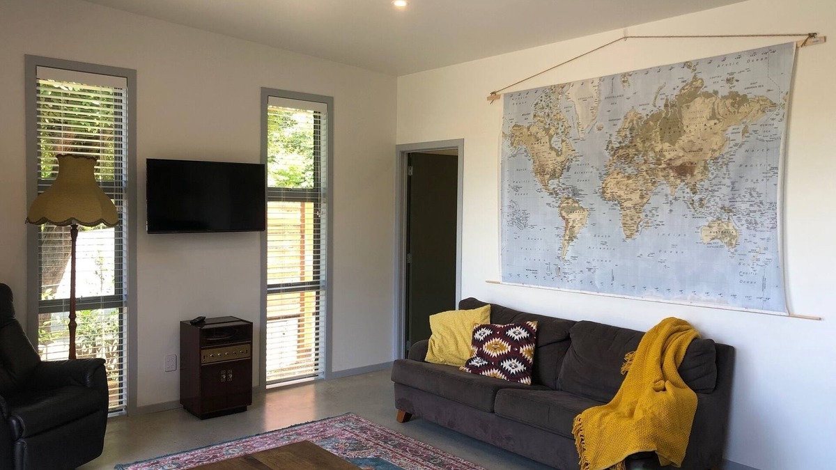 Lynmore Apartment | Modern Redwoods Retreat, Sauna and Gym, Mountain Bike Trails at Your Door