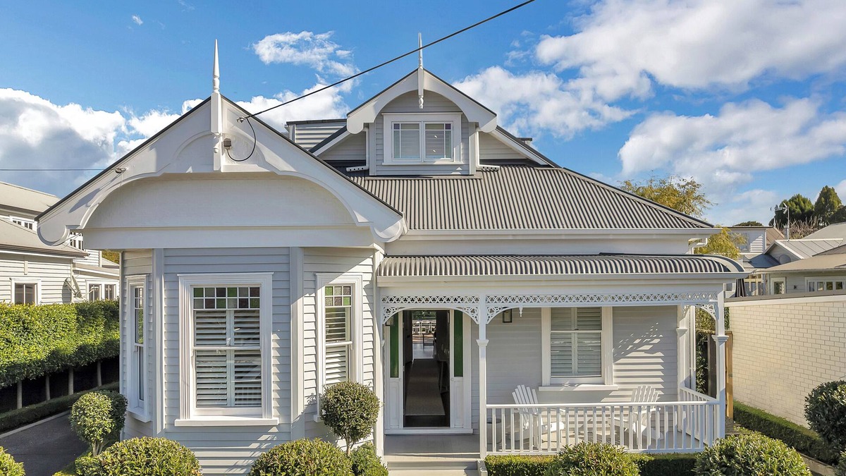 Mount Eden House | Modern Serenity on Disraeli Street