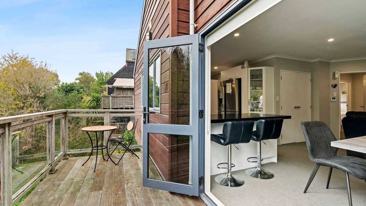 Hamilton House | Modern Two-Level Townhouse with Private Studio Near Chartwell | Hamilton, NZ