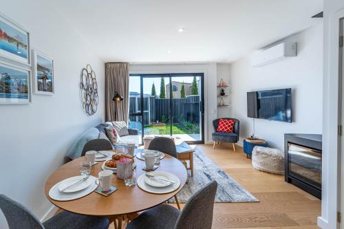 Albert Town House | Modern Warm & Cosy Townhouse - 5 min to Wānaka