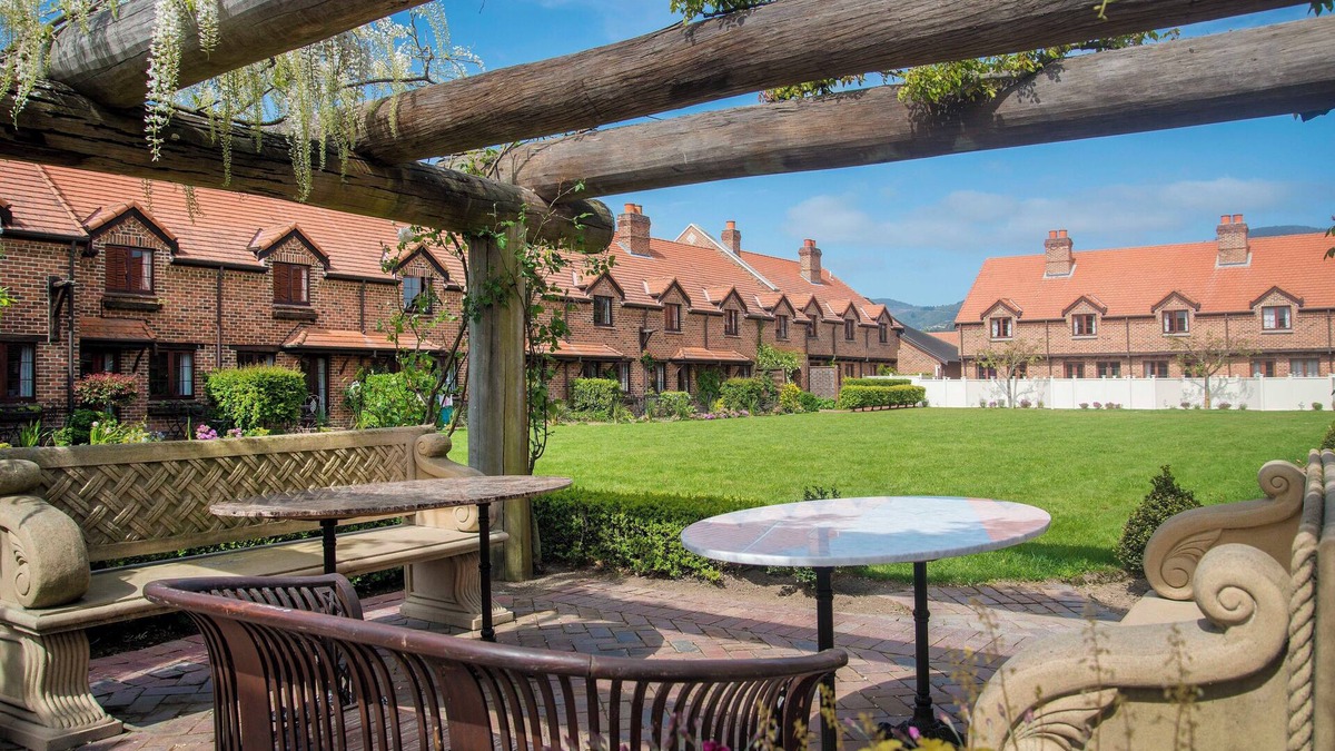 Stoke Apartment | Monaco Village Apartment - Stylish Townhouse in Grand Arden Complex