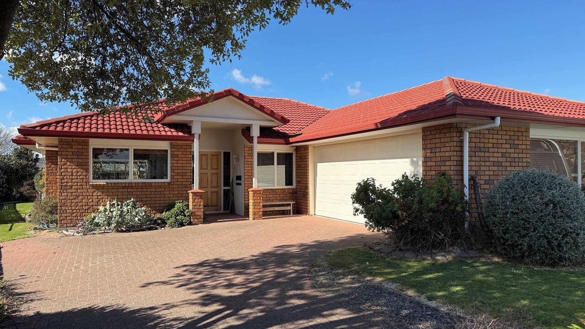Owhata House | Mooma's - Single Level, Covered Patio, Sleeps 8