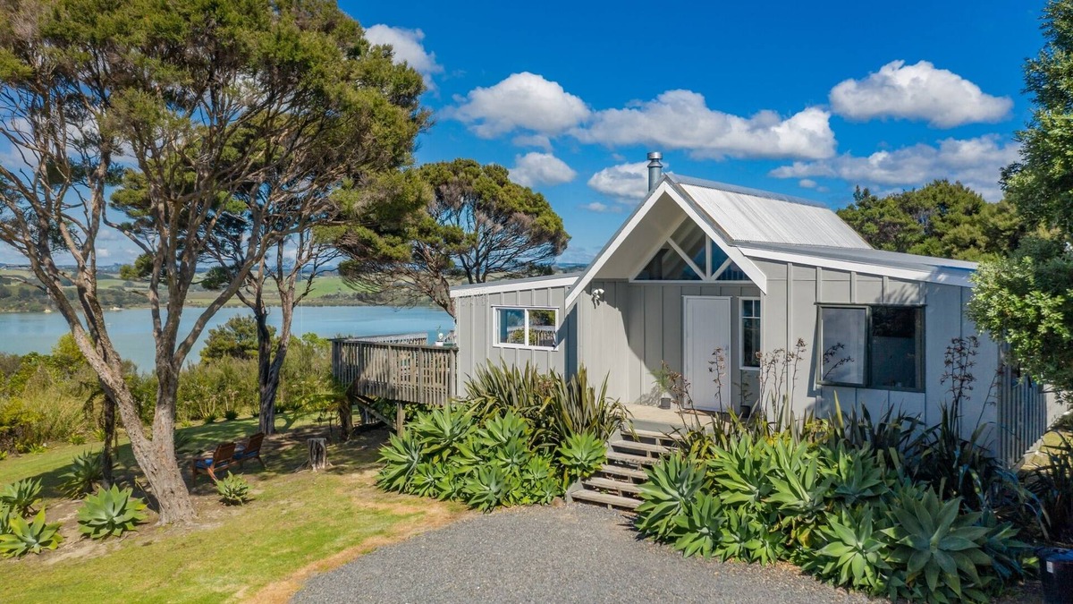 Te Tii House | Morepork Cottage with Award Winning Sea Views