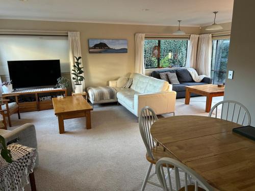 Omanu House | Mount Maunganui House -Walk to Beach, Shops, Cafés